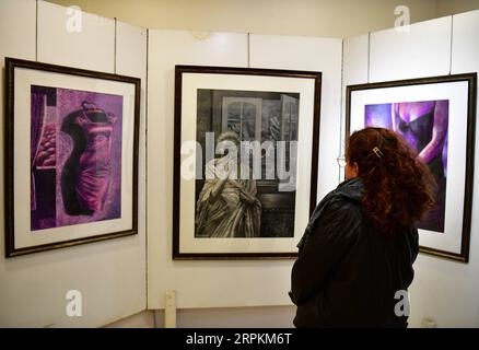 200113 -- DAMAS, le 13 janvier 2020 -- Un visiteur regarde un tableau à la galerie du peintre syrien Issam Darwish à Damas, en Syrie, le 23 décembre 2019. Choqués, s'interrogeant, niant, tristes et incrédules sont les visages qui ont fait leur chemin vers les tableaux de peinture d'Issam Darwish qui reflètent ses sentiments sur son environnement pendant la guerre syrienne. POUR ALLER AVEC la fonction : un peintre syrien dépeint la cruauté de la guerre avec un pinceau photo par /Xinhua SYRIA-DAMASCUS-ARTIST-PAINTING-WAR AmmarxSafarjalani PUBLICATIONxNOTxINxCHN Banque D'Images