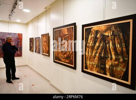 200113 -- DAMAS, le 13 janvier 2020 -- l'artiste syrien Issam Darwish regarde une de ses peintures dans sa galerie à Damas, en Syrie, le 23 décembre 2019. Choqués, s'interrogeant, niant, tristes et incrédules sont les visages qui ont fait leur chemin vers les tableaux de peinture d'Issam Darwish qui reflètent ses sentiments sur son environnement pendant la guerre syrienne. POUR ALLER AVEC la fonction : un peintre syrien dépeint la cruauté de la guerre avec un pinceau photo par /Xinhua SYRIA-DAMASCUS-ARTIST-PAINTING-WAR AmmarxSafarjalani PUBLICATIONxNOTxINxCHN Banque D'Images