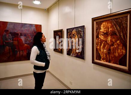 200113 -- DAMAS, le 13 janvier 2020 -- Un visiteur regarde un tableau à la galerie du peintre syrien Issam Darwish à Damas, en Syrie, le 23 décembre 2019. Choqués, s'interrogeant, niant, tristes et incrédules sont les visages qui ont fait leur chemin vers les tableaux de peinture d'Issam Darwish qui reflètent ses sentiments sur son environnement pendant la guerre syrienne. POUR ALLER AVEC la fonction : un peintre syrien dépeint la cruauté de la guerre avec un pinceau photo par /Xinhua SYRIA-DAMASCUS-ARTIST-PAINTING-WAR AmmarxSafarjalani PUBLICATIONxNOTxINxCHN Banque D'Images