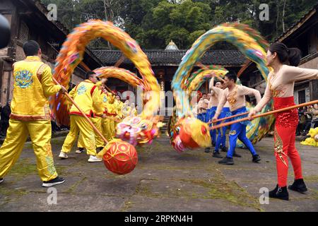 200114 -- NANCHONG, le 14 janvier 2020 -- des artistes bénévoles du comté de Peng an dansent le dragon et le lion pour des villageois au village de Wadian, ville de Nanchong, province du Sichuan dans le sud-ouest de la Chine, le 13 janvier 2020, avant le festival traditionnel du printemps. Photo de /Xinhua CHINA-SICHUAN-NANCHONG-PERFORMANCE CN LiuxYonghong PUBLICATIONxNOTxINxCHN Banque D'Images