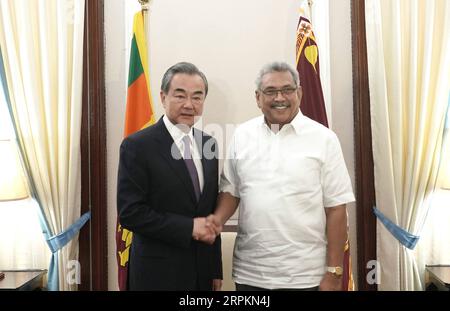 200114 -- COLOMBO, le 14 janvier 2020 -- le président sri-lankais Gotabaya Rajapaksa R rencontre le conseiller d'État chinois et ministre des Affaires étrangères Wang Yi à Colombo, au Sri Lanka, le 14 janvier 2020. SRI LANKA-COLOMBO-PRESIDENT-WANG YI-MEETING TANGXLU PUBLICATIONXNOTXINXCHN Banque D'Images