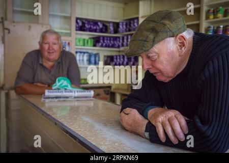 Hommes plus âgés dans le commerce -Pub, Eyeries, Beara Peninsula, comté de Cork, Irlande, Royaume-Uni Banque D'Images