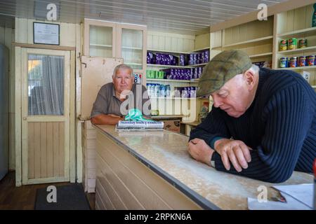 Hommes plus âgés dans le commerce -Pub, Eyeries, Beara Peninsula, comté de Cork, Irlande, Royaume-Uni Banque D'Images