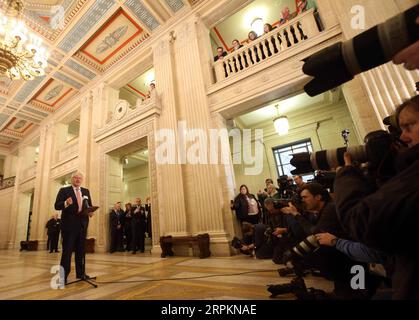 200115 -- BEIJING, le 15 janvier 2020 -- le Premier ministre britannique Boris Johnson s'adresse aux médias à l'intérieur de la Grande salle des bâtiments du Parlement à Stormont, Belfast, Irlande du Nord, le 13 janvier 2020. Boris Johnson a déclaré lundi lors d'une visite à Belfast, en Irlande du Nord, qu'il espérait et était confiant pour obtenir un accord de droits zéro et de quotas zéro avec l'Union européenne. Photo de Paul McErlane/XINHUA XINHUA PHOTOS DU JOUR HanxYan PUBLICATIONxNOTxINxCHN Banque D'Images