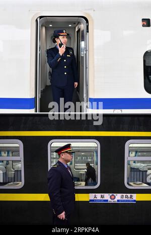 200115 -- TAIYUAN, 15 janvier 2020 -- une photo combinée prise le 11 janvier 2020 montre Chen Haiyan informant le chauffeur de fermer la porte du train à la gare de Yuncheng Nord à Yuncheng, province du Shanxi du nord de la Chine photo de Zhao Yao patrouillant à la gare de Taiyuan à Taiyuan, photo inférieure de la province du Shanxi du nord de la Chine par Yang Chenguang. Alors que des millions de Chinois rentrent chez eux pour rattraper la veille de la fête du printemps, le nouvel an lunaire chinois, Zhao Yao et Chen Haiyan, un couple travaillant tous les deux comme chefs d orchestre dans les trains, vont rater l anniversaire de leur fille qui tombe le même jour Banque D'Images