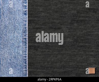Fond horizontal avec bordures en denim bleu avec couture, étiquette en cuir et texture en coton noir. Toile de fond décorative avec couleur bleu clair et gris Banque D'Images