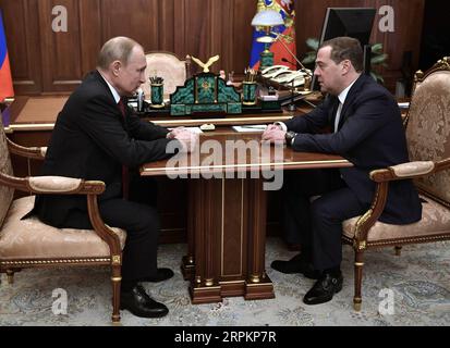 200115 -- MOSCOU, le 15 janvier 2020 -- le président russe Vladimir Poutine L rencontre le Premier ministre russe Dmitri Medvedev à Moscou, en Russie, le 15 janvier 2020. Le gouvernement russe a démissionné mercredi, ont rapporté les agences de presse russes, citant le Premier ministre Dmitri Medvedev. La décision a été annoncée après que le président Vladimir Poutine ait pris la parole devant l'Assemblée fédérale. RIA Novosti via Xinhua RUSSIE-MOSCOU-GOUVERNEMENT-DÉMISSIONNER lujinbo PUBLICATIONxNOTxINxCHN Banque D'Images