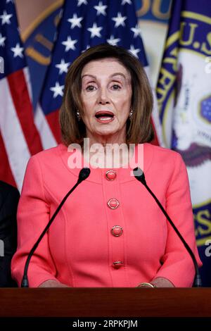 200115 -- WASHINGTON, le 15 janvier 2020 -- Nancy Pelosi, présidente de la Chambre des communes des États-Unis, prend la parole lors d'une conférence de presse à Washington D.C., aux États-Unis, le 15 janvier 2020. La Chambre des représentants des États-Unis a officiellement envoyé des articles de destitution contre le président Donald Trump au Sénat mercredi soir pour permettre à un procès de commencer. Photo de /Xinhua U.S.-WASHINGTON D.C.-HOUSE-TRUMP-IMPEACHMENT TingxShen PUBLICATIONxNOTxINxCHN Banque D'Images