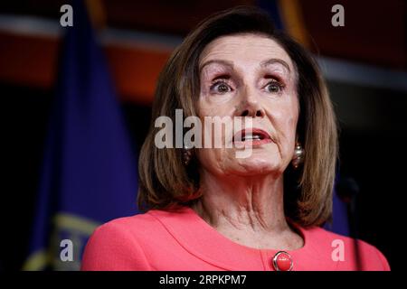 200115 -- WASHINGTON, le 15 janvier 2020 -- Nancy Pelosi, présidente de la Chambre des communes des États-Unis, prend la parole lors d'une conférence de presse à Washington D.C., aux États-Unis, le 15 janvier 2020. La Chambre des représentants des États-Unis a officiellement envoyé des articles de destitution contre le président Donald Trump au Sénat mercredi soir pour permettre à un procès de commencer. Photo de /Xinhua U.S.-WASHINGTON D.C.-HOUSE-TRUMP-IMPEACHMENT TingxShen PUBLICATIONxNOTxINxCHN Banque D'Images