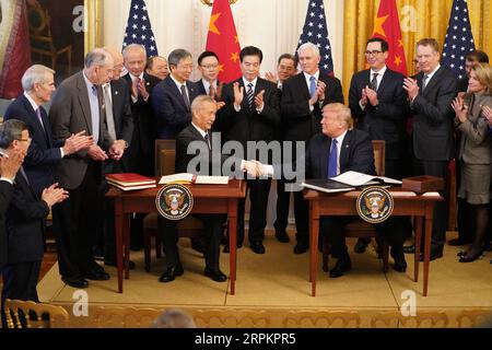 200116 -- PÉKIN, le 16 janvier 2020 -- le président américain Donald Trump et le vice-premier ministre chinois Liu He, qui est également membre du bureau politique du Comité central du Parti communiste chinois et chef de la partie chinoise du dialogue économique global sino-américain, serrez la main après la signature de l’accord économique et commercial sino-américain de phase 1 lors d’une cérémonie à la salle est de la Maison Blanche à Washington D.C., aux États-Unis, le 15 janvier 2020. PHOTOS XINHUA DU JOUR WangxYing PUBLICATIONxNOTxINxCHN Banque D'Images