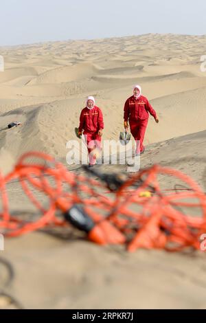 200116 -- XAYAR , 16 janvier 2020 -- Zhang Jinxiu R et Chen Liyun travaillent dans le désert de Taklimakan, dans la région autonome ouïgoure du Xinjiang, au nord-ouest de la Chine, 14 janvier 2020. Les travailleurs de l'exploration pétrolière de BGP Inc., China National Petroleum Corporation, dont plus de 60 femmes, travaillent dur dans le désert de Taklimakan. CHINE-XINJIANG-TAKLIMAKAN DESERT-OIL TRAVAILLEUR CN DINGXLEI PUBLICATIONXNOTXINXCHN Banque D'Images