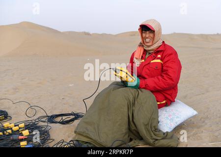 200116 -- XAYAR , 16 janvier 2020 -- Wang Qiuling vérifie l'équipement de détection dans le désert de Taklimakan, dans la région autonome ouïgoure du Xinjiang, au nord-ouest de la Chine, 14 janvier 2020. Les travailleurs de l'exploration pétrolière de BGP Inc., China National Petroleum Corporation, dont plus de 60 femmes, travaillent dur dans le désert de Taklimakan. CHINE-XINJIANG-TAKLIMAKAN DESERT-OIL TRAVAILLEUR CN DINGXLEI PUBLICATIONXNOTXINXCHN Banque D'Images