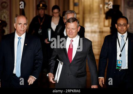 200116 -- WASHINGTON, le 16 janvier 2020 -- le juge en chef américain John Roberts C marche dans les couloirs du Sénat américain après avoir prêté serment pour le procès de destitution du Sénat contre le président Donald Trump, à Washington D.C., aux États-Unis, le 16 janvier 2020. Le juge en chef américain John Roberts a prêté serment jeudi après-midi sur le plancher du Sénat pour le procès de destitution tant attendu du président américain Donald Trump, le troisième président de l’histoire américaine à faire face à un tel procès à la Chambre haute. Photo par /Xinhua U.S.-WASHINGTON D.C.-JUGE EN CHEF-JURÉ-EN-IMPEACHMENT PROCÈS TingxShen PUBLICATIONxNOTxIN Banque D'Images