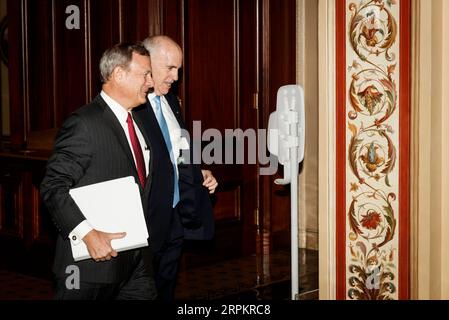 200116 -- WASHINGTON, le 16 janvier 2020 -- le juge en chef américain John Roberts L arrive au Sénat pour le procès de destitution contre le président Donald Trump, à Washington D.C., aux États-Unis, le 16 janvier 2020. Le juge en chef américain John Roberts a prêté serment jeudi après-midi sur le plancher du Sénat pour le procès de destitution tant attendu du président américain Donald Trump, le troisième président de l’histoire américaine à faire face à un tel procès à la Chambre haute. Photo de /Xinhua U.S.-WASHINGTON D.C.-JUGE EN CHEF-PROCÈS DE DESTITUTION SOUS SERMENT TingxShen PUBLICATIONxNOTxINxCHN Banque D'Images