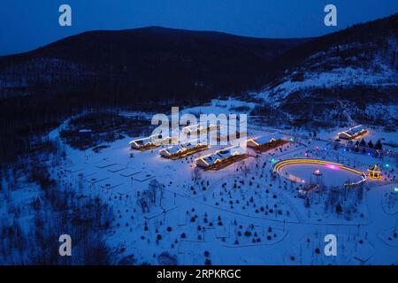 200117 -- HARBIN, 17 janvier 2020 -- une photo aérienne prise le 12 janvier 2020 montre une vue d'un camp de conduite autonome dans le district de Huzhong à Dahinggan, dans le nord-est de la province du Heilongjiang. CHINE-HEILONGJIANG-PAYSAGE HIVERNAL CN ZhangxTao PUBLICATIONxNOTxINxCHN Banque D'Images