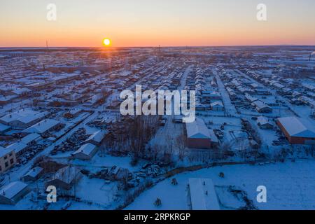 200117 -- HARBIN, 17 janvier 2020 -- une photo aérienne prise le 18 décembre 2019 montre une vue du village de Hongqi à Fuyuan, dans la province du Heilongjiang du nord-est de la Chine. CHINE-HEILONGJIANG-PAYSAGE HIVERNAL CN XiexJianfei PUBLICATIONxNOTxINxCHN Banque D'Images