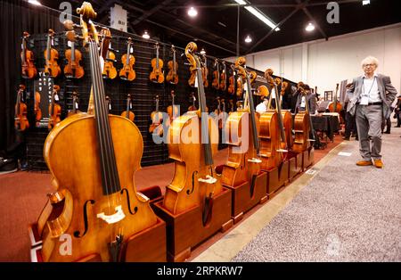 200117 -- ANAHEIM, le 17 janvier 2020 -- Un homme visite le NAMM Show de la National Association of Music Merchants à Anaheim, États-Unis, le 16 janvier 2020. Le NAMM Show, âgé de 118 ans, l'un des plus grands salons professionnels de l'industrie de la musique au monde, a débuté jeudi. Cet événement de quatre jours devrait réunir au moins 110 000 personnes et environ 2 000 sociétés exposantes de plus de 120 pays et régions du monde, avec plus de 7 000 marques, une formation industrielle de pointe, ainsi que des événements spéciaux exclusifs, des concerts et des expériences. US-ANAHEIM-NAMM SHOW-OPEN LIXYING PUBL Banque D'Images