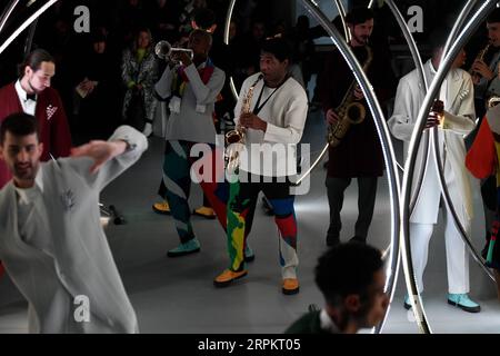 200117 -- PARIS, le 17 janvier 2020 Xinhua -- des mannequins présentent les créations des collections de prêt-à-porter automne/hiver 2020/2021 d Issey Miyake lors de la Fashion week à Paris, France, le 16 janvier 2020. Photo de Piero Biasion/Xinhua FRANCE-PARIS-FASHION WEEK-ISSEY MIYAKE PUBLICATIONxNOTxINxCHN Banque D'Images