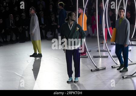 200117 -- PARIS, le 17 janvier 2020 Xinhua -- des mannequins présentent les créations des collections de prêt-à-porter automne/hiver 2020/2021 d Issey Miyake lors de la Fashion week à Paris, France, le 16 janvier 2020. Photo de Piero Biasion/Xinhua FRANCE-PARIS-FASHION WEEK-ISSEY MIYAKE PUBLICATIONxNOTxINxCHN Banque D'Images