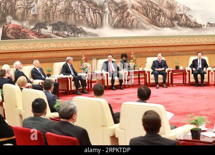 200117 -- BEIJING, le 17 janvier 2020 -- le premier ministre chinois Li Keqiang organise un symposium avec des représentants d'experts étrangers travaillant en Chine avant la fête du printemps, ou le nouvel an lunaire chinois, au Grand Hall du peuple à Beijing, capitale de la Chine, le 17 janvier 2020. CHINE-BEIJING-LI KEQIANG-SYMPOSIUM-EXPERTS ÉTRANGERS CN PANGXXINGLEI PUBLICATIONXNOTXINXCHN Banque D'Images