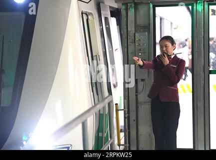 200118 -- NANNING, le 18 janvier 2020 -- Liu Huijun fait un geste à une station le long de la ligne 1 de Nanning Rail Transit à Nanning, capitale de la région autonome de Guangxi Zhuang du sud de la Chine, le 16 janvier 2020. À quoi ressemble la cabine de conduite Comment les conducteurs de métro dirigent-ils un train lorsque les passagers prennent un train de métro, beaucoup peuvent trouver la conduite de métro mystérieuse, car ils ne peuvent pas voir les conducteurs dans la cabine, qui est séparée du corps principal du train. Pour Liu Huijun, cependant, la conduite en métro, qui peut sembler aussi routinière que les autres, nécessite non seulement des compétences de conduite compétentes et une excellente psychologie Banque D'Images