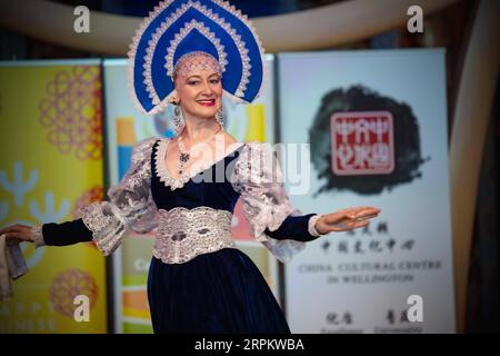 200118 -- WELLINGTON, le 18 janvier 2020 Xinhua -- une actrice joue de la danse folklorique russe au Festival multiculturel pour célébrer le gala du nouvel an chinois au Musée national de Nouvelle-Zélande à Wellington, capitale de la Nouvelle-Zélande, le 18 janvier 2020. Cet événement multiculturel, co-organisé par le Conseil multiculturel de Wellington et le Centre culturel chinois de Wellington, soutenu par le Musée national te Papa et le Centre de développement culturel et artistique Pan Pacific, présente une fusion de chansons et de danses de nombreuses nationalités de Nouvelle-Zélande. Photo de Zhang Jianyong/Xinhua NOUVEAU Banque D'Images