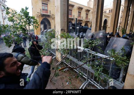 200118 -- BEYROUTH, 18 janvier 2020 Xinhua -- des manifestants s'affrontent avec la police anti-émeute à Beyrouth, Liban, le 18 janvier 2020. De violents affrontements ont éclaté samedi dans le centre-ville de Beyrouth entre les manifestants et la police anti-émeute, faisant au moins 100 blessés, a rapporté la chaîne de télévision MTV. Photo de Bilal Jawich/Xinhua LIBAN-BEYROUTH-MANIFESTANTS-ÉMEUTES-AFFRONTEMENTS ENTRE LA POLICE PUBLICATIONxNOTxINxCHN Banque D'Images