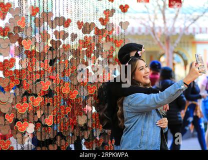 200119 -- ANAHEIM, le 19 janvier 2020 -- des touristes posent pour des photos devant des notes de vœux lors des célébrations du nouvel an lunaire chinois au Disney California Adventure Park à Anaheim, aux États-Unis, le 17 janvier 2020. Mickey et Minnie Mouse de Disney ont donné le coup d'envoi de la saison du nouvel an chinois vendredi au California Adventure Park de Disney, avec leurs nouveaux costumes traditionnels de style chinois conçus par le grand couturier international Guo Pei. U.S.-ANAHEIM-DISNEY S CALIFORNIA ADVENTURE PARK-CELEBRATIONS LIXYING PUBLICATIONXNOTXINXCHN Banque D'Images