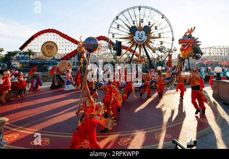 200119 -- ANAHEIM, le 19 janvier 2020 -- des acteurs exécutent une danse du dragon pendant les célébrations du nouvel an lunaire chinois au Disney California Adventure Park à Anaheim, États-Unis, le 17 janvier 2020. Mickey et Minnie Mouse de Disney ont donné le coup d'envoi de la saison du nouvel an chinois vendredi au California Adventure Park de Disney, avec leurs nouveaux costumes traditionnels de style chinois conçus par le grand couturier international Guo Pei. U.S.-ANAHEIM-DISNEY S CALIFORNIA ADVENTURE PARK-CELEBRATIONS LIXYING PUBLICATIONXNOTXINXCHN Banque D'Images