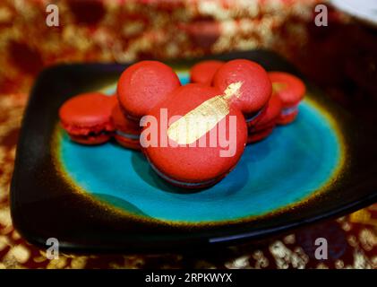 200119 -- ANAHEIM, le 19 janvier 2020 -- les macarons de Mickey Mouse sont exposés pendant les célébrations du nouvel an lunaire chinois au California Adventure Park de Disney à Anaheim, aux États-Unis, le 17 janvier 2020. Mickey et Minnie Mouse de Disney ont donné le coup d'envoi de la saison du nouvel an chinois vendredi au California Adventure Park de Disney, avec leurs nouveaux costumes traditionnels de style chinois conçus par le grand couturier international Guo Pei. U.S.-ANAHEIM-DISNEY S CALIFORNIA ADVENTURE PARK-CELEBRATIONS LIXYING PUBLICATIONXNOTXINXCHN Banque D'Images