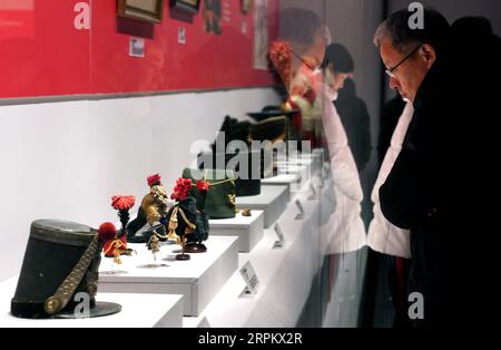 200119 -- ZHENGZHOU, 19 janvier 2020 -- les gens regardent les expositions lors d'une exposition sur Napoléon Bonaparte à Zhengzhou, capitale de la province du Henan, le 16 janvier 2020. Une exposition nationale sur Napoléon Bonaparte est entrée à Zhengzhou, capitale de la province du Henan en Chine centrale. Les 155 ensembles de 254 objets présentés comprennent des peintures, des sculptures, des vêtements et des objets liés à Napoléon Bonaparte. Des reliques culturelles telles que le Code napoléonien, les lettres personnelles de Napoléon et le premier dictionnaire sino-français de France sont également exposées. L'exposition, montrant les hauts et les bas de Napoléon s. Banque D'Images