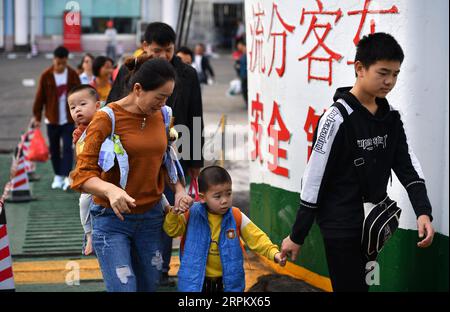 200119 -- HAIKOU, le 19 janvier 2020 -- les passagers montent à bord d'un ferry au port de Xiuying à Haikou, capitale de la province de Hainan du sud de la Chine, le 19 janvier 2020. Le détroit de Qiongzhou a connu un pic de ruée des voyages à l'approche de la fête du printemps. CHINA-HAIKOU-PORT-SPRING FESTIVAL-TRAVEL RUSH CN GUOXCHENG PUBLICATIONXNOTXINXCHN Banque D'Images