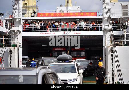 200119 -- HAIKOU, le 19 janvier 2020 -- des passagers attendent de descendre d'un navire roulier au port de Xiuying à Haikou, capitale de la province de Hainan du sud de la Chine, le 19 janvier 2020. Le détroit de Qiongzhou a connu un pic de ruée des voyages à l'approche de la fête du printemps. CHINA-HAIKOU-PORT-SPRING FESTIVAL-TRAVEL RUSH CN GUOXCHENG PUBLICATIONXNOTXINXCHN Banque D'Images