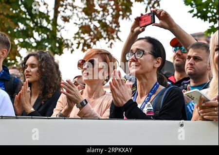 Non exclusive : LVIV, UKRAINE - 3 SEPTEMBRE 2023 - les spectateurs encouragent les coureurs lors du semi-marathon de l'invincibilité de Lviv 2023, Lviv, ouest Banque D'Images