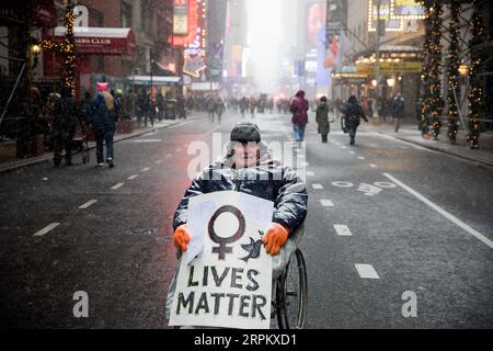 200120 -- BEIJING, le 20 janvier 2020 -- Une manifestante est assise dans un fauteuil roulant lors de la Marche des femmes 2020 à New York, aux États-Unis, le 18 janvier 2020. La quatrième Marche annuelle des femmes a eu lieu samedi dans de nombreuses villes des États-Unis. Photo de /Xinhua XINHUA PHOTOS DU JOUR MichaelxNagle PUBLICATIONxNOTxINxCHN Banque D'Images