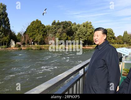 200120 -- KUNMING, le 20 janvier 2020 -- le président Xi Jinping, également secrétaire général du comité central du PCC du Parti communiste chinois et président de la commission militaire centrale CMC, visite une zone humide écologique du lac Dianchi à Kunming, capitale de la province du Yunnan du sud-ouest de la Chine, le 20 janvier 2020. Xi a visité la zone humide pour examiner la protection et le traitement de la pollution du lac au cours d'une visite d'inspection dans la province. CHINA-YUNNAN-KUNMING-XI JINPING-DIANCHI LAKE INSPECTION CN XIEXHUANCHI PUBLICATIONXNOTXINXCHN Banque D'Images