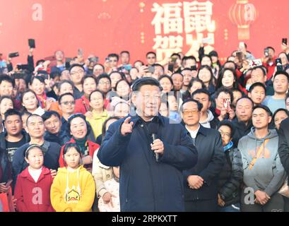 200120 -- KUNMING, le 20 janvier 2020 -- le président chinois Xi Jinping, également secrétaire général du comité central du Parti communiste chinois et président de la commission militaire centrale, visite le centre international de congrès et d'exposition de Kunming dans la province du Yunnan, dans le sud-ouest de la Chine, le 20 janvier 2020. Xi a visité le centre pour en apprendre davantage sur l'approvisionnement en produits de première nécessité et la vente de produits nationaux et étrangers avant le Festival du printemps, ou le nouvel an chinois. Xi a parlé chaleureusement avec la foule et a adressé ses salutations au nouvel an chinois aux personnes de tous les groupes ethniques du pays. Banque D'Images