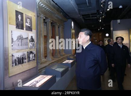 200120 -- KUNMING, 20 janvier 2020 -- le président chinois Xi Jinping, également secrétaire général du Comité central du Parti communiste chinois et président de la Commission militaire centrale, visite l'ancien site de l'Université nationale associée du Sud-Ouest, NSAU, dans la province du Yunnan, dans le sud-ouest de la Chine, dans l'après-midi du 20 janvier 2020. La NSAU était une coalition entre les universités de Pékin et Tsinghua à Pékin, et l Université Nankai de Tianjin pendant la guerre de résistance du peuple chinois contre l agression japonaise. Xi a visité le musée commémorant l'université, et a appris le hist Banque D'Images