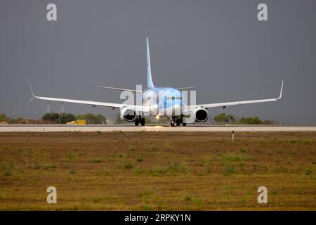 Boeing 737-8K5 de TUI Airways (REG : G-TAWL) décollant après une douche. Banque D'Images