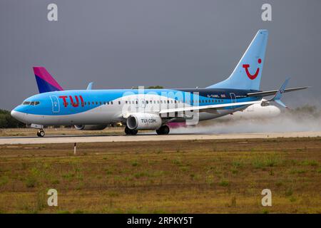 Boeing 737-8K5 de TUI Airways (REG : G-TAWL) décollant après une douche. Banque D'Images