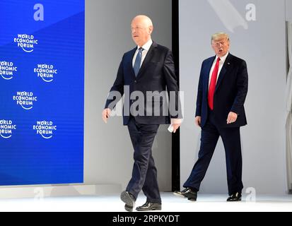 200121 -- DAVOS, le 21 janvier 2020 -- le président américain Donald Trump R et Klaus Schwab, fondateur et président exécutif du Forum économique mondial, assistent à la réunion annuelle du Forum économique mondial à Davos, en Suisse, le 21 janvier 2020. SUISSE-DAVOS-RÉUNION ANNUELLE DU FEM-TRUMP GUOXCHEN PUBLICATIONXNOTXINXCHN Banque D'Images