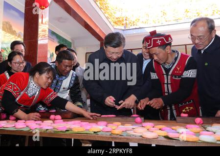 200121 -- KUNMING, 21 janvier 2020 -- le président chinois Xi Jinping, également secrétaire général du Comité central du Parti communiste chinois et président de la Commission militaire centrale, se joint aux villageois locaux pour fabriquer des gâteaux de riz, un aliment traditionnel de festival local, dans le village de Sanjia, dans la ville de Tengchong, dans le sud-ouest de la province du Yunnan, le 19 janvier 2020. Xi a adressé des salutations au nouvel an chinois à tous les Chinois au cours d'une tournée d'inspection de trois jours dans la province du Yunnan qui s'est terminée mardi. CHINA-YUNNAN-XI JINPING-INSPECTION TOUR CN JUXPENG PUBLICATIONXNOTXINXCHN Banque D'Images