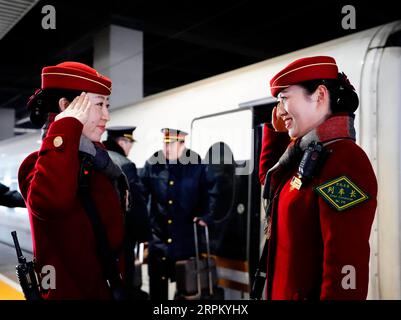 200121 -- SHIJIAZHUANG, le 21 janvier 2020 -- Li Qi R change de service avec sa collègue dans une gare ferroviaire de Shijiazhuang, dans la province du Hebei, dans le nord de la Chine, le 21 janvier 2020. La fête du printemps est la plus grande occasion de réunion de famille à travers la Chine, mais pour la famille de Zhang Anzhe, 6 ans, les occasions de réunion sont rares. Le père de Zhang, Zhang Peng, est policier au bureau de police de la gare de Shijiazhuang, tandis que sa mère Li Qi est chef de train entre Shijiazhuang et Wuhan. Les deux parents étaient tellement occupés pendant la période de pointe des voyages du Festival du printemps. Ils doivent faire usage de Banque D'Images