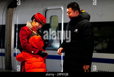 200121 -- SHIJIAZHUANG, le 21 janvier 2020 -- Zhang Anzhe embrasse sa mère dans une gare de Shijiazhuang, dans la province du Hebei, dans le nord de la Chine, le 21 janvier 2020. La fête du printemps est la plus grande occasion de réunion de famille à travers la Chine, mais pour la famille de Zhang Anzhe, 6 ans, les occasions de réunion sont rares. Le père de Zhang, Zhang Peng, est policier au bureau de police de la gare de Shijiazhuang, tandis que sa mère Li Qi est chef de train entre Shijiazhuang et Wuhan. Les deux parents étaient tellement occupés pendant la période de pointe des voyages du Festival du printemps. Ils doivent utiliser chaque bit Banque D'Images