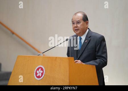 200121 -- HONG KONG, le 21 janvier 2020 -- Matthew Cheung, directeur général par intérim de la région administrative spéciale de Hong Kong, prend la parole lors d une conférence de presse à Hong Kong, dans le sud de la Chine, le 21 janvier 2020. Matthew Cheung a déclaré mardi que le gouvernement SAR était en état d'alerte pour une épidémie de pneumonie causée par le nouveau coronavirus. Lui Siu Wai CHINE-HONG KONG-NOUVEAU CORONAVIRUS PNEUMONIE-ALERTE CN LyuxXiaowei PUBLICATIONxNOTxINxCHN Banque D'Images