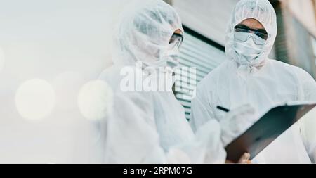 Personnes, masque facial et EPI avec presse-papiers et médecin, conformité Covid avec l'espace de maquette et bokeh. Santé, équipement de protection et virus avec bannière Banque D'Images