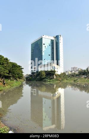 200122 -- DHAKA, le 22 janvier 2020 -- une photo prise le 22 janvier 2020 montre le bâtiment du siège social de 16 étages construit illégalement de la BGMEA Bangladesh Garment Manufacturers and Exporters Association à Dhaka, au Bangladesh. POUR ALLER AVEC Roundup : le Bangladesh démolit le siège des exportateurs de vêtements à Dhaka Str/Xinhua BANGLADESH-DHAKA-VÊTEMENT-CONSTRUCTION-DÉMOLITION Naim-ul-karim PUBLICATIONxNOTxINxCHN Banque D'Images