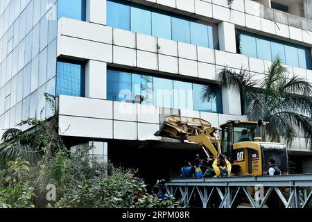 200122 -- DHAKA, le 22 janvier 2020 -- Une machine est déployée pour démolir le bâtiment du siège social de 16 étages construit illégalement de la BGMEA Bangladesh Garment Manufacturers and Exporters Association à Dhaka, au Bangladesh, le 22 janvier 2020. POUR ALLER AVEC Roundup : le Bangladesh démolit le siège des exportateurs de vêtements à Dhaka Str/Xinhua BANGLADESH-DHAKA-VÊTEMENT-CONSTRUCTION-DÉMOLITION Naim-ul-karim PUBLICATIONxNOTxINxCHN Banque D'Images