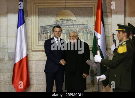 200122 -- RAMALLAH, 22 janvier 2020 Xinhua -- le président palestinien Mahmoud Abbas 2e L serre la main du président français Emmanuel Macron lors de leur rencontre dans la ville de Ramallah en Cisjordanie, le 22 janvier 2020. Le président palestinien Mahmoud Abbas a rencontré mercredi son homologue français Emmanuel Macron dans la ville de Ramallah en Cisjordanie pour discuter des derniers développements du processus de paix et des affaires régionales. C’est la première fois que Macron se rend en Palestine depuis qu’il a pris ses fonctions en 2017. Photo Ayman Nobani/Xinhua MIDEAST-RAMALLAH-FRANCE-MACRON-ABBAS-MEETING PUBLICATIONxNOTxINxCHN Banque D'Images