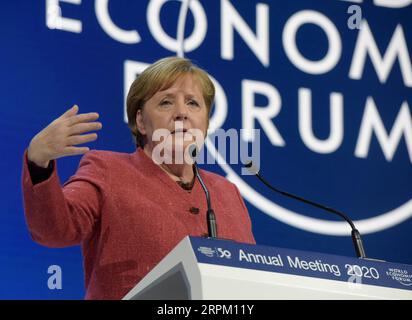 Actualités Bilder des Tages 200123 -- DAVOS, le 23 janvier 2020 -- la chancelière allemande Angela Merkel prend la parole lors de la réunion annuelle du Forum économique mondial à Davos, en Suisse, le 23 janvier 2020. SUISSE-DAVOS-RÉUNION ANNUELLE DU FEM-MERKEL GUOXCHEN PUBLICATIONXNOTXINXCHN Banque D'Images